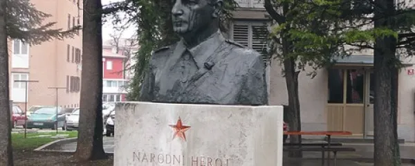 Kip narodnega heroja Alberta Grudna - Bliska v spominskem parku pri sežanskem sodišču  