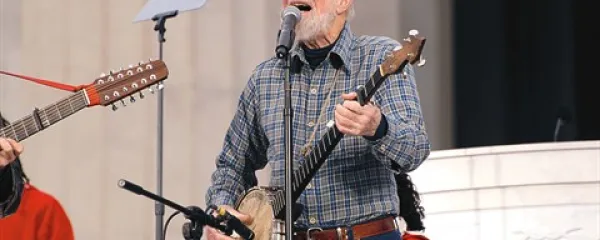 Pete Seeger prepeva neuradno ameriško himno, Guthriejevo This land is your land, na prireditvi ob inavguraciji predsednika Baracka Obame  18. januarja  2009 v Washingtonu