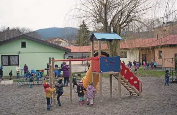V Vrtcu Postojna se kljub omejitvi zaposlovanja javnih uslužbencev trudijo, da vsaj začasno delo v času bolniških odsotnosti njihovega osebja dodelijo postojnskim občanom