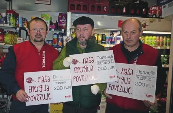 Zadnja donacija, ki  jo je  Dušan Komar (v sredini) prejel, je bila s Petrolovih servisov