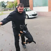 Adrijan Kofol se po uspešnem iskanju  igra s Shelly in njeno najljubšo teniško žogico 