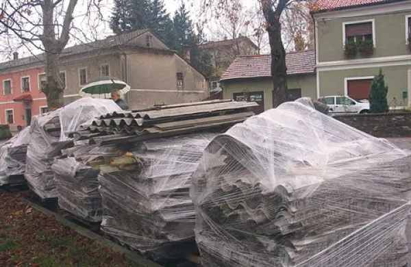 Fotografija iz leta 2008: ob eni od bistriških ulic pripravljena kritina za odvoz na deponijo 