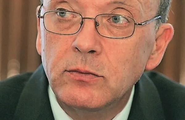 “Ob tem ugotavljam, da je avtor oddaje po svojih besedah in preteklih zapisih anarhist in najmanj zagovornik levega ekstremizma in podpornik islamskega ekstremizma,” je o Eriku Valenčiču zapisal Vinko Gorenak