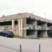 Če gre verjeti napovedim odgovornih v koprski občini, naj bi letos vendarle obnovili garažno hišo v Prisojah 