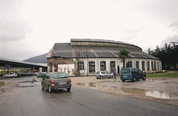 Kot so sporočili iz mestne občine, so lastniki železniške remize ustavili konje