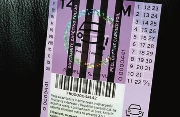 Na vozilih so od danes dovoljene samo vinjete za leto 2014, ki so vijolične barve in veljajo do 31. januarja prihodnje leto