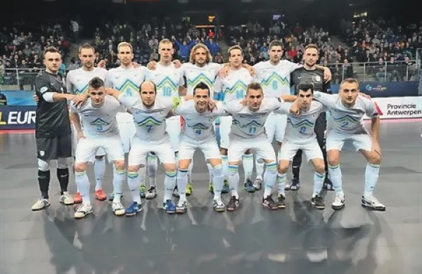 Slovenija se je uvrstila v četrtfinale evropskega prvenstva v futsalu. V torek se bo pomerila s prvakom skupine, kjer igrajo Španija, Češka in Hrvaška.