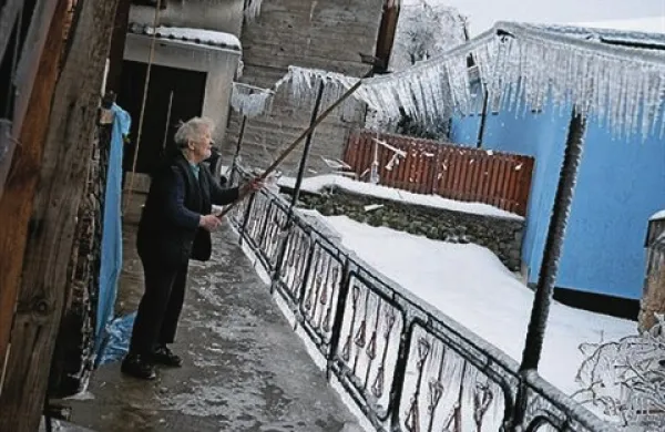 Občinski štab civilne zaščite opozarja, naj se ljudje ne zadržujejo blizu dreves in na predelih, kjer obstaja nevarnost padanja ledenih sveč in drugih odtrganih elementov