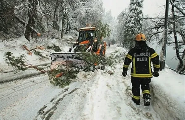 Zaradi padavin in nizkih temperatur so lahko ceste kljub posipanju poledenele. Opozorilo velja za vse ceste, vozite počasneje in previdno. Foto: STA