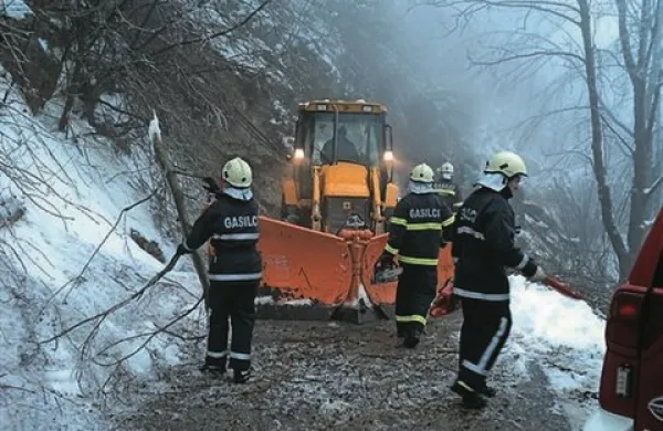 Gasilci so čistili cesto Idrsko - Livek
