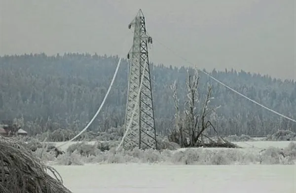 Razmere v Sloveniji se ob obilju žleda, ki lomi drevje in podira električne drogove, slabšajo