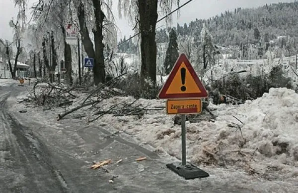   Zaradi poledenelih in neprevoznih cest so konec tedna nastale zamude tudi pri dostavi Primorskih novic naročnikom