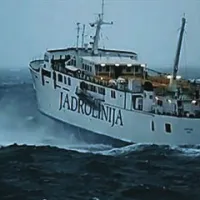 Z močnim vetrom se je “spopadal” tudi trajekt Jadrolinija v bližini Lastova