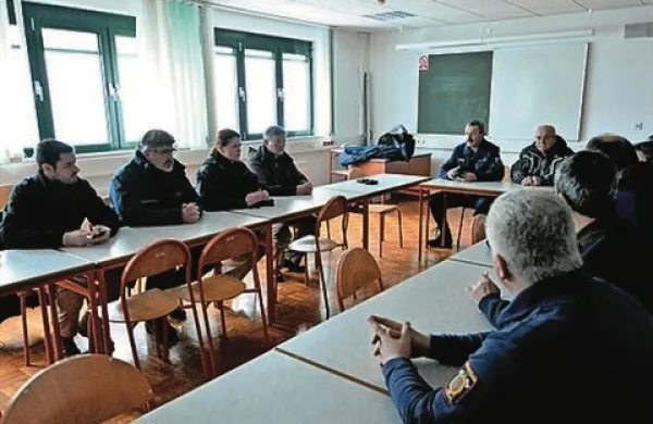 Poveljnik Civilne zaščite Srečko Šestan, direktor Uprave RS za zaščito in reševanje Darko But ter predstavniki Elektra Primorska so predsednici vlade Alenki Bratušek in ministru za obrambo Romanu Jakiču poročali o razmerah na terenu