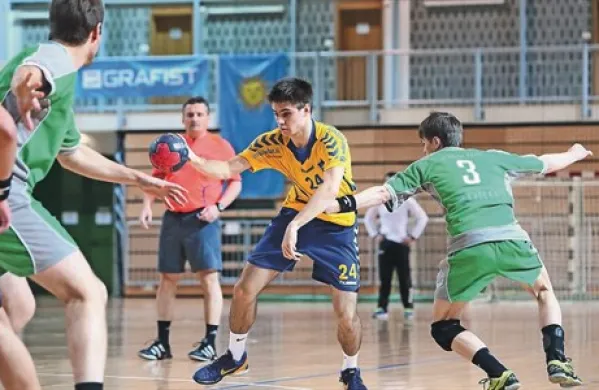 Tilen Sokolič (z žogo) je dobro povezoval koprsko igro v dvoboju proti Črnomlju