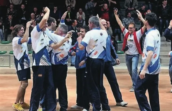 Vodilno moštvo balinarske superlige, Hrast iz Kobjeglave,  je v  primorskem derbiju, upravičilo vlogo favorita in po napeti tekmi ugnalo koprsko Luko.