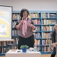 Rožana Koštial in Suzana Todorović med predstavitvijo v lucijski knjižnici 
