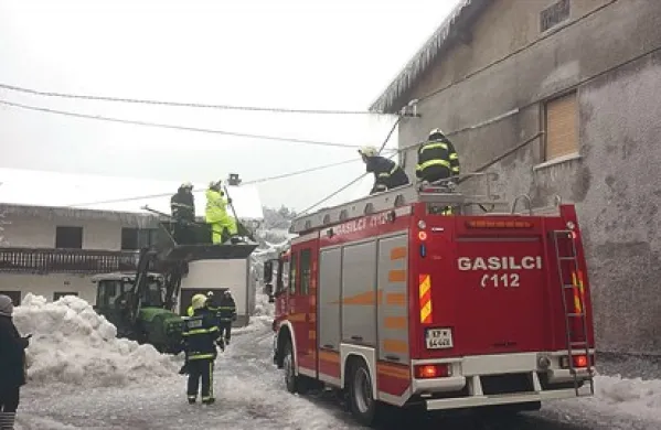 Laže so edina vas v divaški občini, kjer je žled “imel mlade”.   Od petka so Lažencem noč in dan pomagali prostovoljni senožeški gasilci, CZ in vojaki.