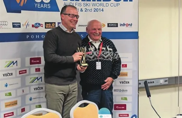 Juretu Franku (levo) je Društvo  športnih novinarjev v Kranjski Gori podelilo kipec ob sprejemu v Hram slovenskih športnih junakov. Izročil mu ga je Jože Pogačnik, starosta med slovenskimi športnimi novinarji.