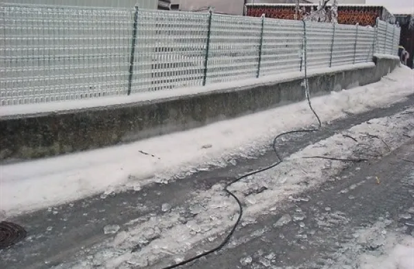 Pod težo ledenih sveč so se trgale električne in telefonske žice