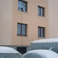 V enem izmed blokov v Vilharjevem naselju je pretrgana napeljava ob padcu razbila okensko šipo.