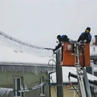 Na krajih, dostopnih z dvigalom, je delo nekoliko lažje. Drugod morajo elektrikarji plezati po zaledenelih drogovih.   