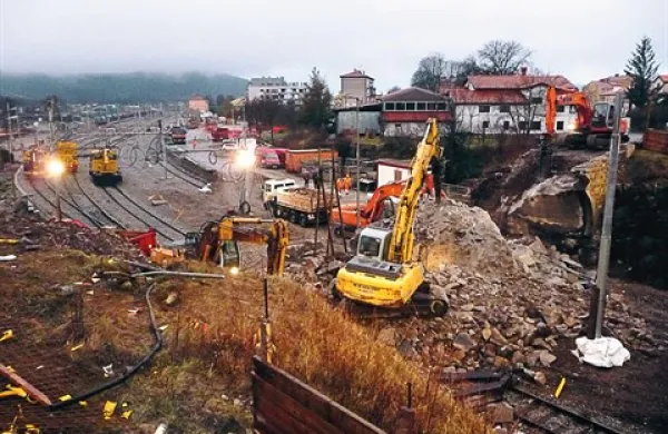 ... in tako so v soboto zvečer bagri odstranjevali še zadnje ostanke mostu