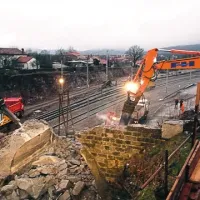 Okrog petih popoldne so pokonci stali le še ostanki severnega loka mostu ...