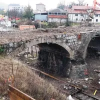 Pogled na most, ki je v soboto okrog 13.30 že ostal brez kamnitih zidov na obeh straneh
