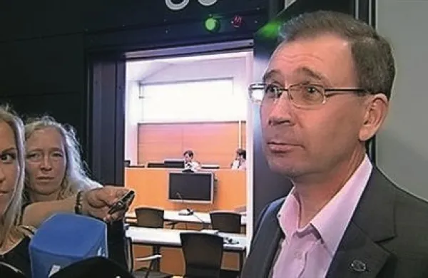Glavni finski tožilec v zadevi Patria Jukka Rappe je danes povedal, da se bo pritožil na četrtkovo sodbo okrožnega sodišča v kraju Hämeenlinna, ki je obtožene visoke predstavnike finskega orožarskega podjetja Patria oprostilo