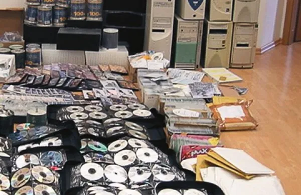  V začetku leta 2012 so  koprski kriminalisti opravili sedem hišnih preiskav pri sedmih osumljencih, starih od 28 do 60 let. Zasegli so številne računalnike,  zunanje diske, DVD-je, CD-je, USB ključke in že zastarele VHS kasete.
