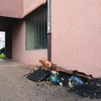 Gasilci so iz stanovanja odnesli goreče dele pohištva in ga pogasili pred blokom