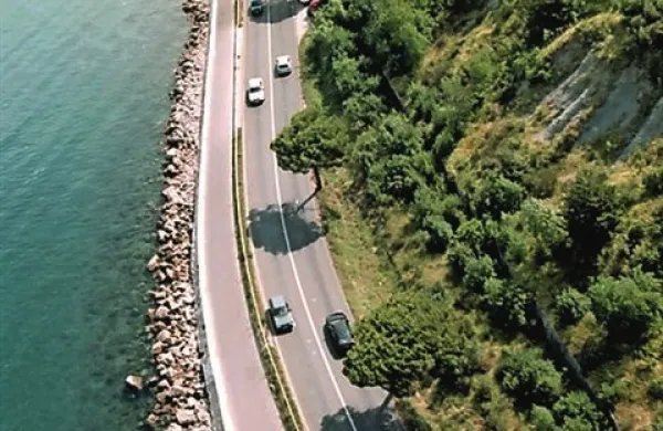 V nedeljo okoli 1.30 je na cesti od Kopra proti Izoli, malo naprej od Rexa, 24-letni Koprčan  z  avtomobilom v ovinku pred odcepom za Izolo izgubil oblast nad vozilom in trčil v zaščitno ograjo, nato pa še v drevo