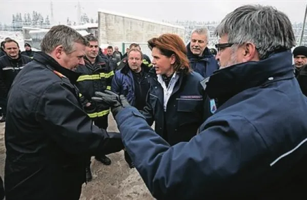 Popravljanje škode zaradi vremenskih ujm zadnjih dni bo trajalo nekoliko dalj časa, je ob robu obiska v Kopru ocenila predsednica vlade Alenka Bratušek