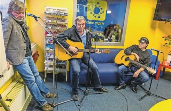 Slavko Ivančić, Ladi Mljač in Zdenko Cotič med jutranjim gostovanjem v radijskem studiu  