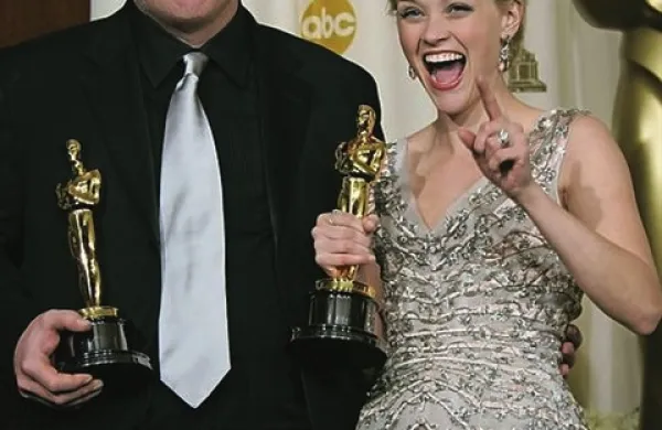Philip Seymour Hoffman z oskarjem za najboljšo glavno moško vlogo v filmu Capote