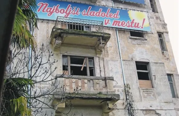 S pročelja Virginie odpadajo gradbeni material in okna  