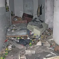 Skozi okno v pritličju je mogoče videti, kako so si domovanje  uredili brezdomci. Zdaj niti oni  ne zahajajo več v hotel.
