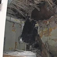 Višja nadstropja so uničili požari, pred nekaj tedni se je porušilo še skoraj celotno spodnje nadstropje, razdejanje je videti tudi skozi okno v pritličju