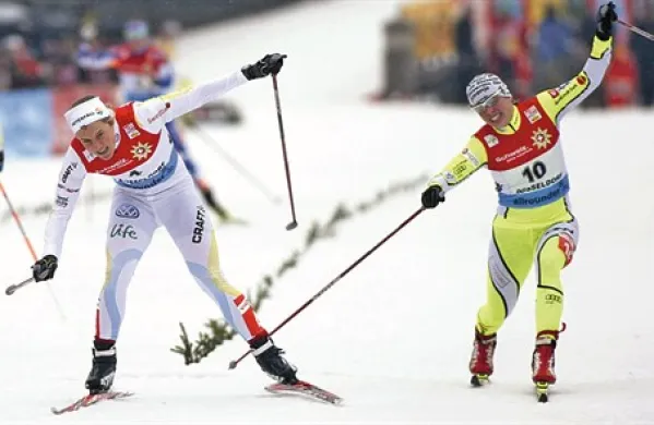 V sprintu pogosto odločajo centimetri, kar je že večkrat izkusila Vesna Fabjan (desno)