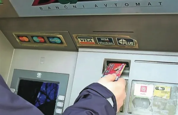 Zaradi slabega vremena in  izpada elektrike banke in bankomati na Notranjskem še vedno ne delujejo
