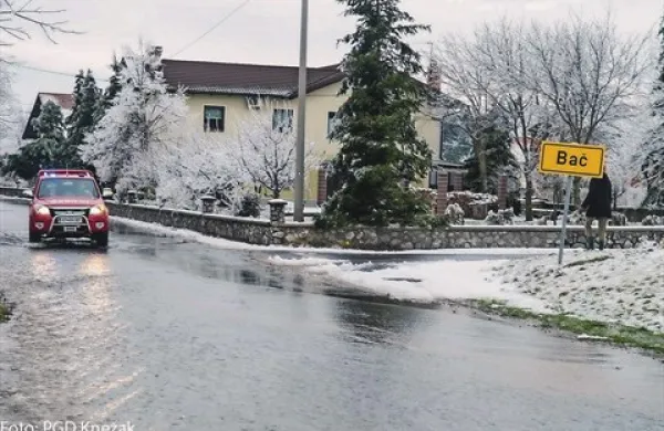 Najbolj hudo je bilo včeraj na Baču in v okolici, kjer je naraščajoča voda poplavila več stavb
