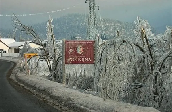 Zaradi izpada električne energije od petka stoji  večina proizvodnje na Notranjskem in Postojnskem, kjer bodo  delo nadaljevali, ko bo omrežje popravljeno