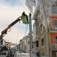 Elektrikarji so skušali povezati pretrgane električne vodnike