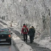 Hoja po očiščenih pločnikih v teh dneh v Postojni in Pivki ni varna