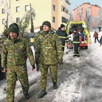 Vojaki so včeraj pomagali prenesti do rešilca gospo, ki si je v bloku zlomila kolk