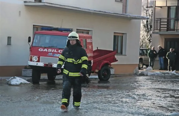 Najbolj hudo je bilo včeraj na Baču in v okolici, kjer je voda poplavila več stavb