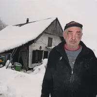  Številni ostareli in osamljeni na Planoti, kot je Karel Lapanje, težko čakajo na elektriko