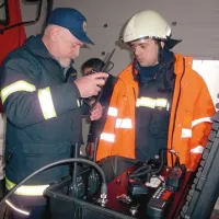  Na Planoti brez telefonov sta se Jože Dakskobler (levo) in  Dejan Murovec  povezala  z  radioamaterji  