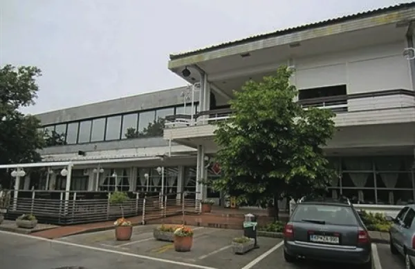 Prebivalcem območij, ki so ostala brez električne energije zaradi katastrofalnih vremenskih razmer, je brezplačno na voljo  50 postelj v hotelu Maestoso v Lipici